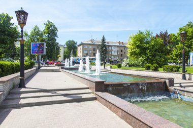 Pushkino, Rusya Federasyonu - 1 Haziran 2015 tarihinde. Güneşli yaz gün şehir manzarası. Şehir merkezinde mimari kompleks Sovetskaya Meydanı. Art arda fountain