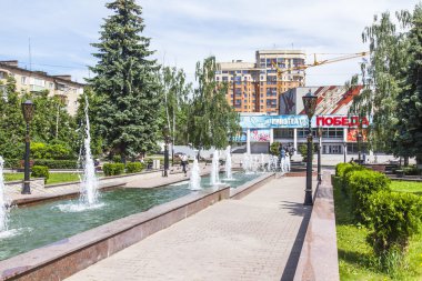 Pushkino, Rusya Federasyonu - 1 Haziran 2015 tarihinde. Güneşli yaz gün şehir manzarası. Şehir merkezinde mimari kompleks Sovetskaya Meydanı. Art arda fountain