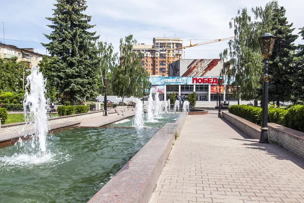 PUSHKINO, RUSSIE - le 1er juin 2015. Paysage urbain dans la journée ensoleillée d'été. Le complexe architectural de la place Sovetskaya dans le centre-ville. Fontaine en cascade — Photo