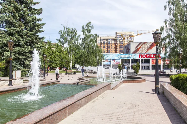 PUSHKINO, RUSSIA - on JUNE 1, 2015. City landscape in the sunny summer day. The architectural complex of Sovetskaya Square in the downtown. Cascade fountain — Stock Photo, Image