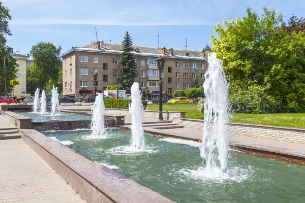 PUSHKINO, RUSIA - el 1 de junio de 2015. Paisaje urbano en el soleado día de verano. El complejo arquitectónico de la plaza Sovetskaya en el centro de la ciudad. Fuente de cascada —  Fotos de Stock