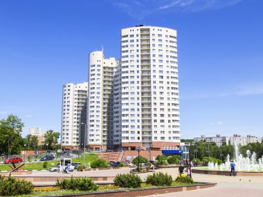 Pushkino, Rusya Federasyonu - 13 Haziran 2015 tarihinde. Şehir manzarası yaz öğleden sonra. Multystoried yeni bir bina