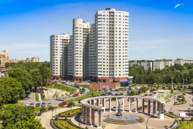 Pushkino, Rusya Federasyonu - 13 Haziran 2015 tarihinde. Şehir manzarası yaz öğleden sonra. Şehir Merkezi ve multystoried yeni binada bir anıt