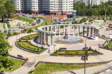 Pushkino, Rusya Federasyonu - 1 Haziran 2015 tarihinde. Şehir manzarası. Memorial karmaşık, en iyi görünümü