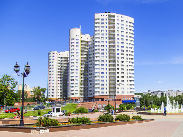ПУШКИНО, РОССИЯ - 13 июня 2015 года. Городской пейзаж в летний полдень. Многоэтажное новое здание
