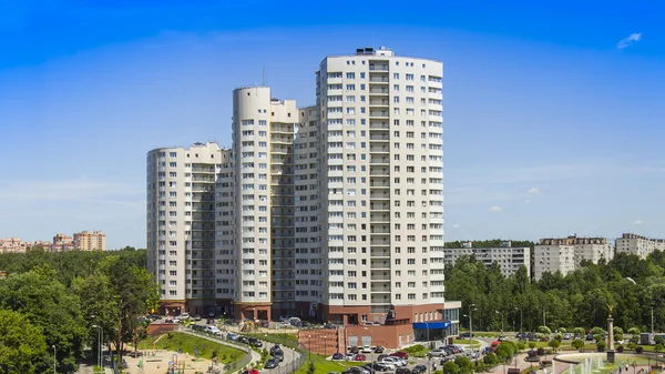 Pushkino, russland - am 13. Juni 2015. Stadtlandschaft am Sommernachmittag. ein mehrstöckiger Neubau — Stockfoto