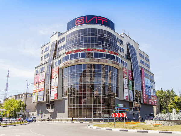 ПУШКИНО, РОССИЯ - 13 июня 2015 года. Городской пейзаж в летний полдень. Торговый центр в центральной части города
