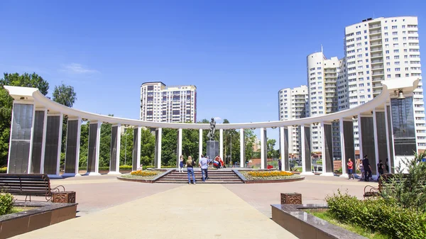 ПУШКИНО, РОССИЯ - 13 июня 2015 года. Городской пейзаж в летний полдень. Мемориал в центре города и многоэтажное новое здание — стоковое фото