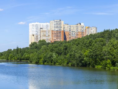 Pushkino, Rusya Federasyonu - 13 Haziran 2015 tarihinde. Şehir manzarası yaz öğleden sonra dolgu Serebryanka nehir