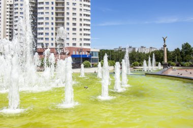 Pushkino, Rusya Federasyonu - 10 Mayıs 2015 tarihinde. Bahar öğleden sonra şehir manzarası. Şehir Merkezi ve multystoried yeni binalarda bir anıt
