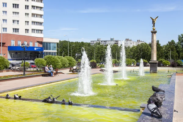 Pushkino, russland - am 10. Mai 2015. Stadtlandschaft am Frühlingnachmittag. Denkmal in der Innenstadt und mehrstöckige Neubauten — Stockfoto