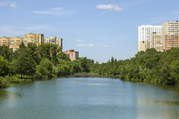 PUSHKINO, RÚSSIA - em 13 de julho de 2015. Paisagem da cidade na tarde de verão, Embankment do rio Serebryanka — Fotografia de Stock