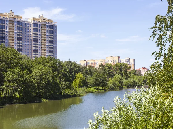 PUSHKINO, RUSIA - el 13 de junio de 2015. Paisaje de la ciudad en la tarde de verano, Embankment del río Serebryanka — Foto de Stock