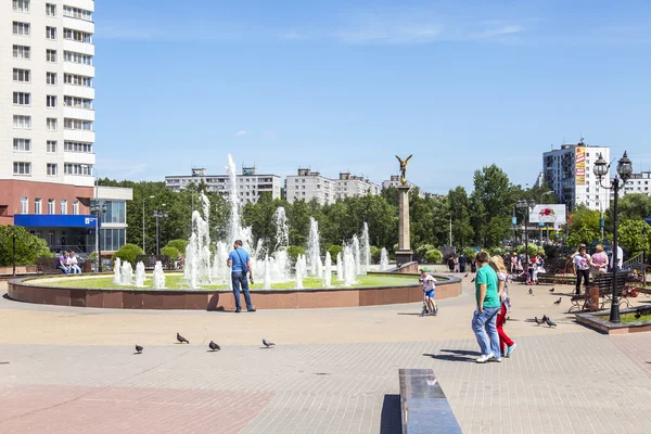 Pushkino, Oroszország - a május 10-én 2015-ig. Városi táj tavaszi délután. Egy emlékmű a belváros és a multystoried új épületek — Stock Fotó