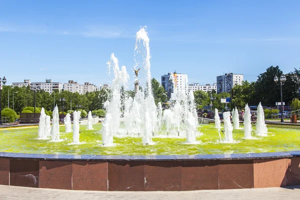 PUSHKINO, RUSSIA - 18 GIUGNO 2015. Un frammento di fontana nel viale — Foto Stock