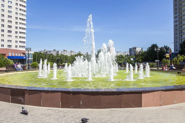 Pushkino, Rusya Federasyonu - 10 Mayıs 2015 tarihinde. Bahar öğleden sonra şehir manzarası. Şehir Merkezi ve multystoried yeni binalarda bir anıt — Stok fotoğraf