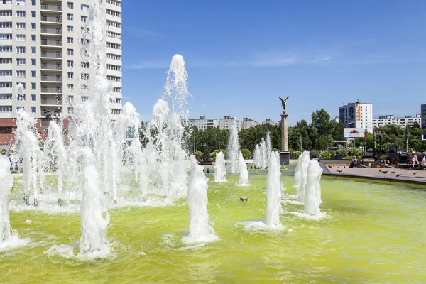 Pushkino, russland - am 10. Mai 2015. Stadtlandschaft am Frühlingnachmittag. Denkmal in der Innenstadt und mehrstöckige Neubauten — Stockfoto