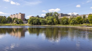 Pushkino, Rusya Federasyonu - 18 Haziran 2015 tarihinde. Göle yakın bir rekreasyon alanı