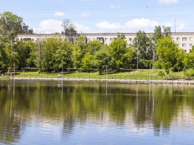 Pushkino, Rusya Federasyonu - 18 Haziran 2015 tarihinde. Göle yakın bir rekreasyon alanı