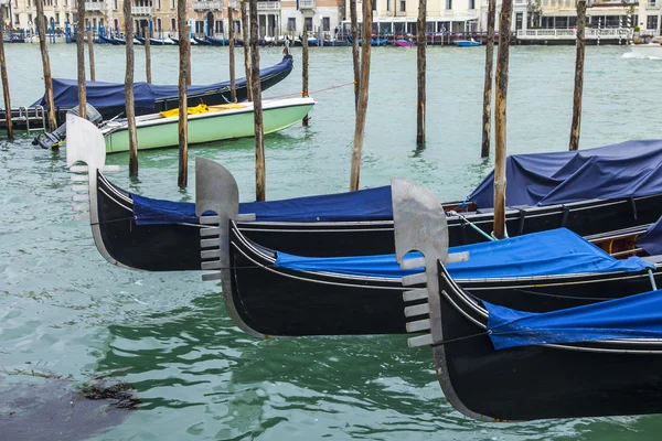 VENEZIA, ITALIA - il 3 MAGGIO 2015. Le gondole ormeggiate sulla costa del Canal Grande aspettano i passeggeri — Foto Stock