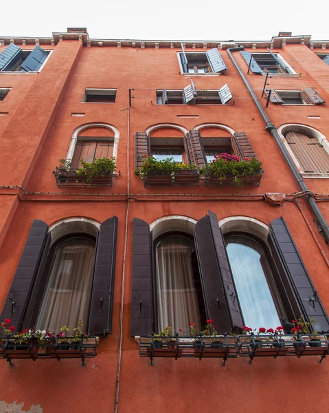 VENECIA, ITALIA - el 3 de mayo de 2015. Fragmento de una fachada de la típica casa antigua — Foto de Stock