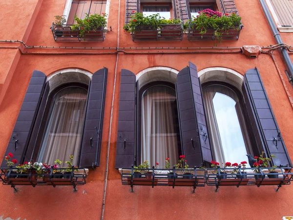 VENECIA, ITALIA - el 3 de mayo de 2015. Fragmento de una fachada de la típica casa antigua — Foto de Stock