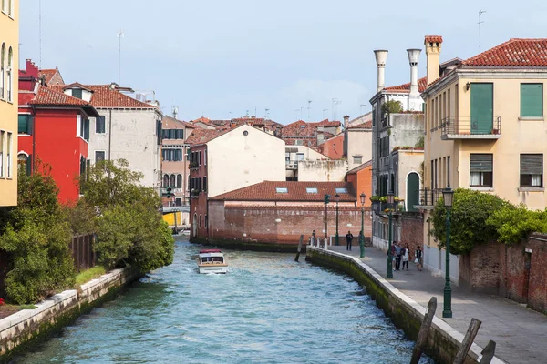 Benátky, Itálie - na 3 května 2015. Benátky jsou město na vodě. Městské krajině. — Stock fotografie