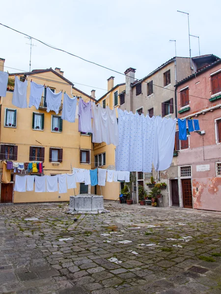 VENICE, ITALY - pada 3 Mei 2015. Tipikal halaman kota. Linen mengering pada tali — Stok Foto