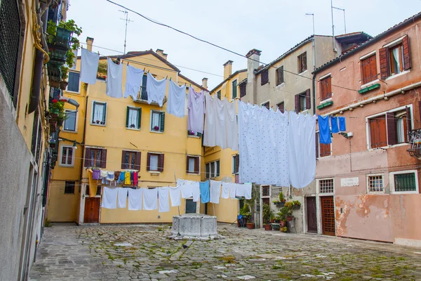 VENICE, ITALY - pada 3 Mei 2015. Tipikal halaman kota. Linen mengering pada tali — Stok Foto