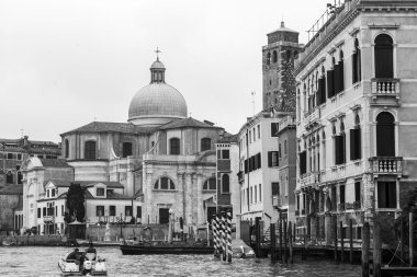 Venice, İtalya - 4 Mayıs 2015 tarihinde. Şehir manzarası. Grand kanal (Canal Grande) kıyısında binaların mimari bir kompleks. Deniz kıyısına yakın araçları