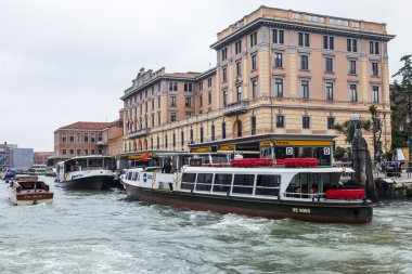 Venice, İtalya - 3 Mayıs 2015 tarihinde. Vaporetto pier Grand kanal (Canal Grande) kıyısında hakkında. Vaporetto Venedik'te toplu taşıma ana türüdür