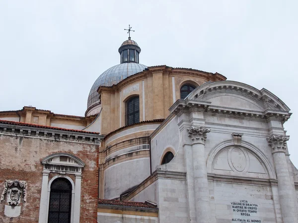 VENICE, ITALY - 4 мая 2015 г. Фрагмент исторического здания в островной части города — стоковое фото