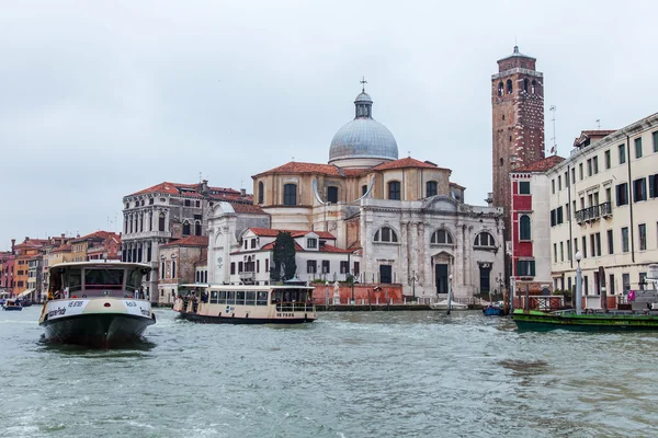 VENICE, ITALY - on MAY 3, 2015.The bank of the Grand channel (Canal Grande) — Stock Photo, Image