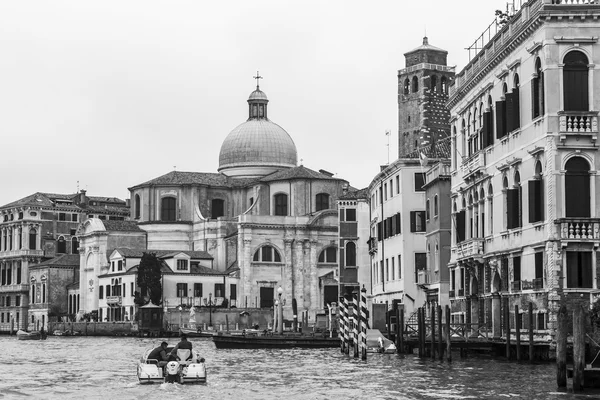 Venedig, Italien - am 4. Mai 2015. Stadtlandschaft. ein architektonischer Gebäudekomplex am Ufer des großen Kanals (Canal grande). Boote in der Nähe der Küste — Stockfoto