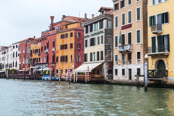 Venice, İtalya - 3 Mayıs tarihinde Grand kanal (Canal Grande 2015.The Bankası) — Stok fotoğraf