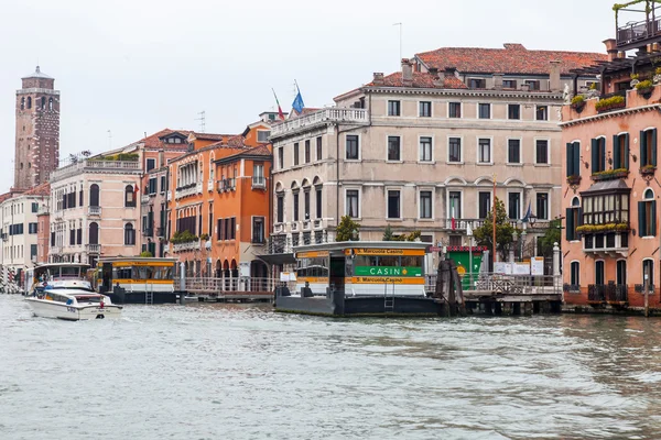 VENICE, ITALY - on MAY 3, 2015. Vaporetto pier on the bank of the Grand channel (Canal Grande). Vaporetto is a main type of public transport in Venice — Stock Photo, Image