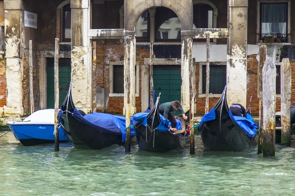 VENEZIA, ITALIA - il 3 MAGGIO 2015. Le gondole ormeggiate sulla costa del Canal Grande aspettano i passeggeri — Foto Stock