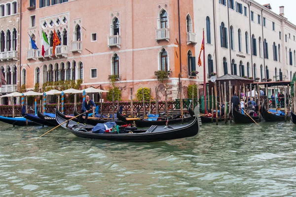 Venice, Olaszország - a május 3-án, a 2015. A gondolák kikötve a partján, a Grand csatorna (Canal Grande) várja az utasokat — Stock Fotó