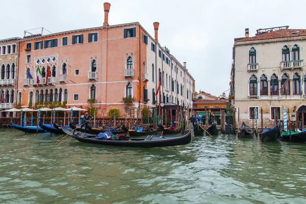 Wenecja, Włochy - na 3 maja 2015. Gondola z pasażerów płynie na kanale Grand (Canal Grande) — Zdjęcie stockowe