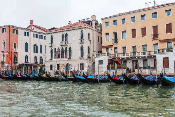 Benátky, Itálie - na 3 května 2015. Gondoly ukotveny na pobřeží Grand kanálu (Canal Grande), čekání na cestující — Stock fotografie