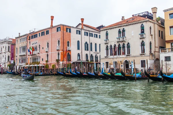 VENISE, ITALIE - le 3 mai 2015. Les gondoles amarrées sur la côte du Grand canal (Canal Grande) attendent les passagers — Photo