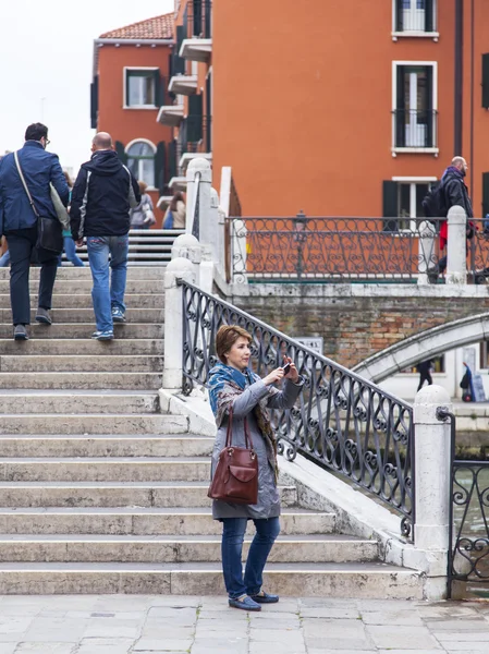 VENECIA, ITALIA - el 4 de mayo de 2015. Las fotos turísticas felices vistas en el teléfono inteligente — Foto de Stock