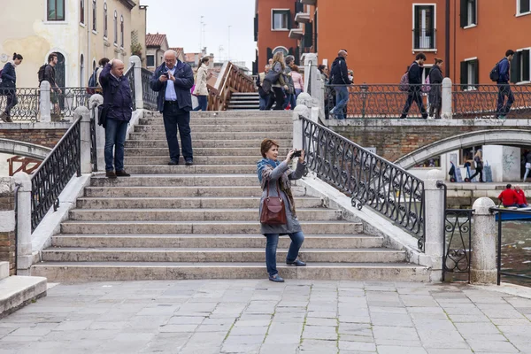 VENICE, ITÁLIA - em 4 de maio de 2015. As vistas de fotografias turísticas felizes no smartphone — Fotografia de Stock