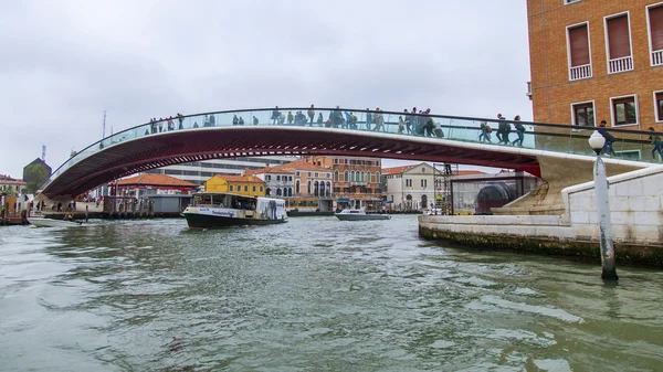 Venedig, Italien - den 3 maj 2015. Konstitution (Ponte della Costituzione) bron - bron via Grand kanalen (Canal Grande), är byggd 2008 — Stockfoto