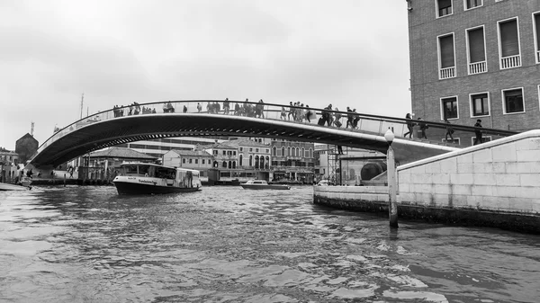 Venedig, Italien - den 3 maj 2015. Konstitution (Ponte della Costituzione) bron - bron via Grand kanalen (Canal Grande), är byggd 2008 — Stockfoto