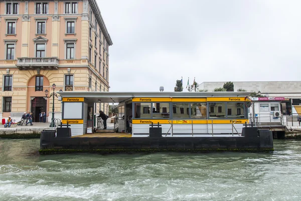 VENISE, ITALIE - le 3 mai 2015. jetée Vaporetto sur la rive du Grand canal (Canal Grande). Vaporetto est un type principal de transport public à Venise — Photo