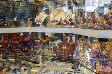 Venice, İtalya - 3 Mayıs 2015 tarihinde. Hediyelik Dükkanı pencerenin Haritayı Venedik camına urun