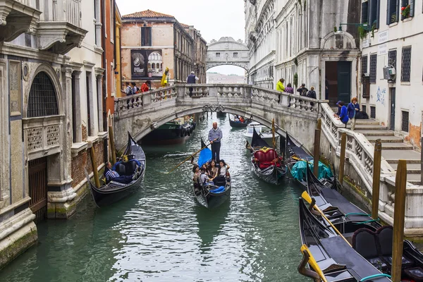 VENICE, ITÁLIA - em 3 de maio de 2015. A gôndola com passageiros flutua na estreita rua do canal — Fotografia de Stock