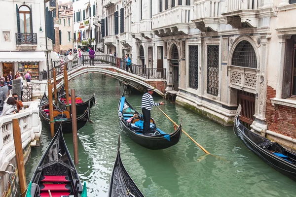 Venedig, Italien - den 3 maj 2015. Gondolen med passagerare flyter på den smala kanalen gatan — Stockfoto