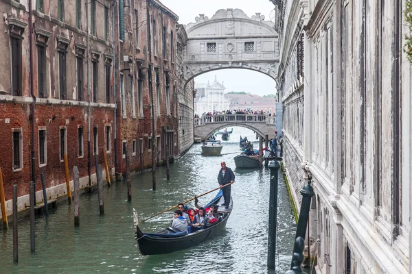 VENICE, ITÁLIA - em 3 de maio de 2015. A gôndola com passageiros flutua na estreita rua do canal — Fotografia de Stock